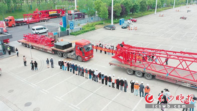 三一集團大型設(shè)備緩緩駛?cè)搿?021長沙國際工程機械展”展區(qū)。組委會供圖