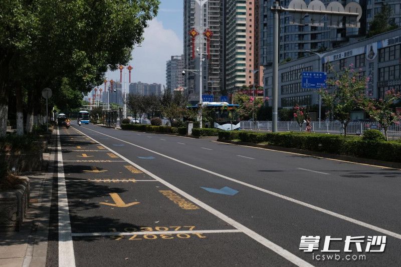 湘江路營盤路口的路內(nèi)泊位。資料圖片