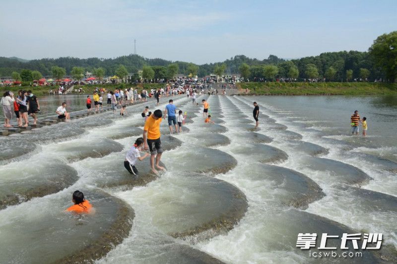 五一期間，眾多游客來(lái)網(wǎng)紅壩打卡,。長(zhǎng)沙晚報(bào)通訊員 劉婷遠(yuǎn) 攝