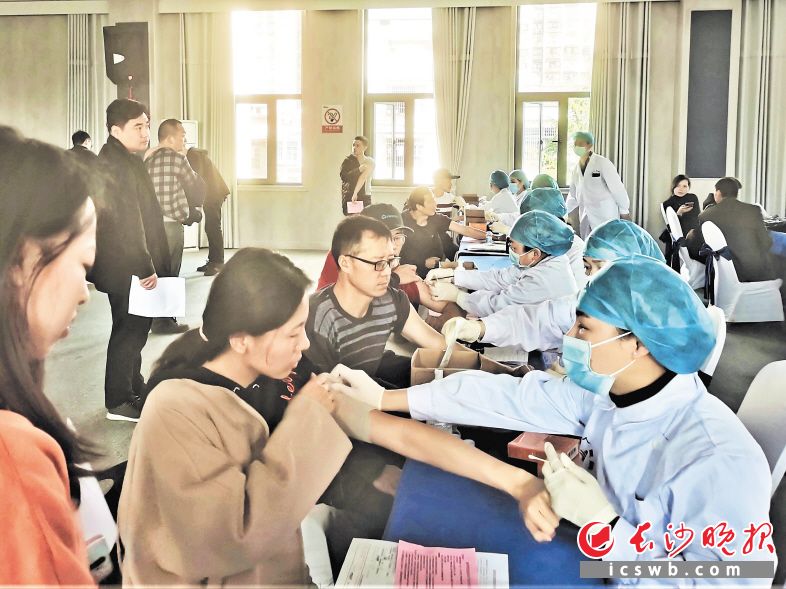 2021年3月25日，玉潭街道社區(qū)衛(wèi)生服務(wù)中心醫(yī)護(hù)人員走進(jìn)楚天科技,，為企業(yè)1000余名員工免費(fèi)接種新冠疫苗,。
