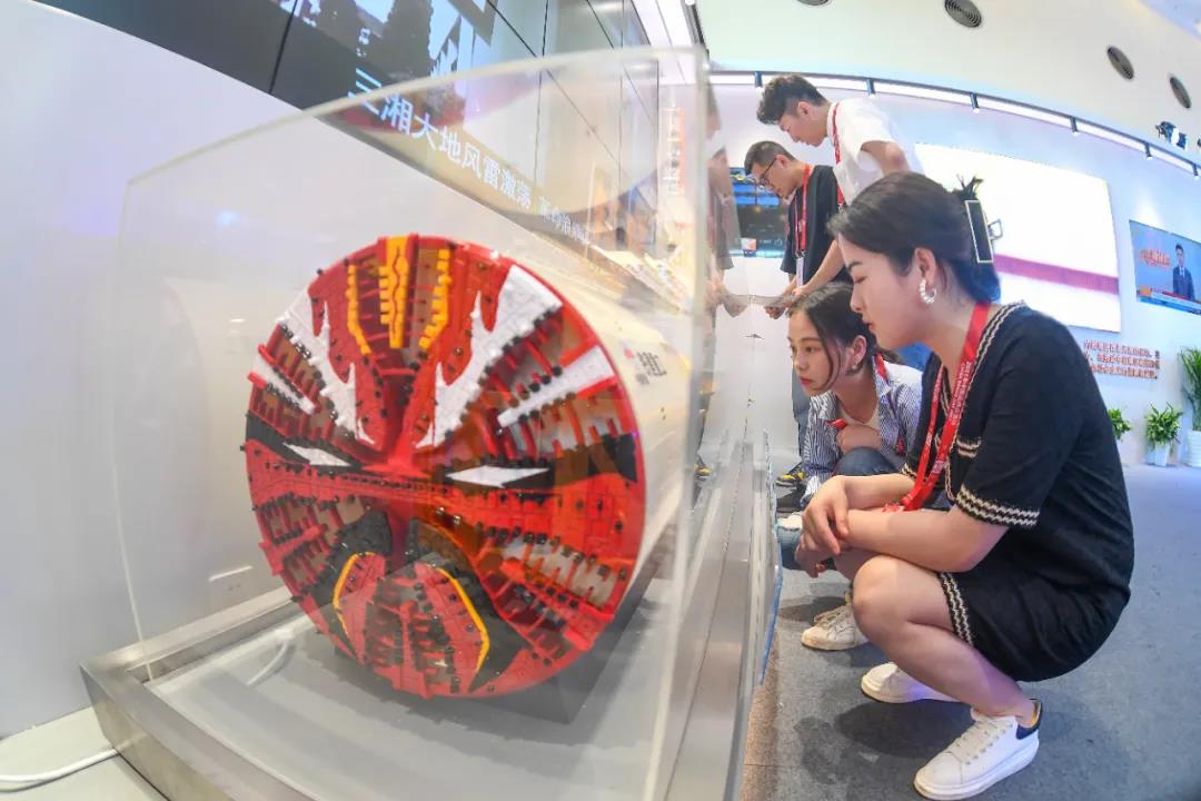 湖南館里的鎮(zhèn)館之寶,，國產(chǎn)最大直徑盾構(gòu)機(jī)“京華號(hào)”的模型展品吸引眼球。