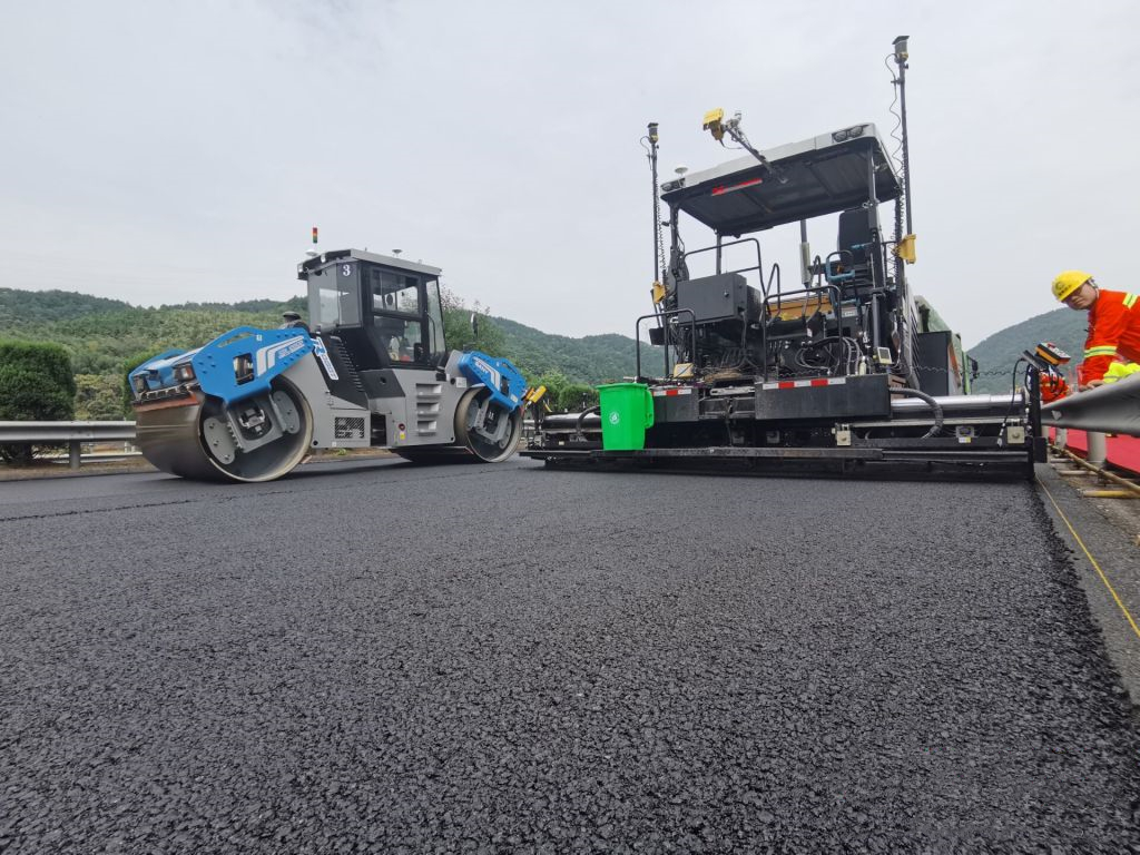 三一無人駕駛攤鋪機(jī),、壓路機(jī)施工效果完美,。