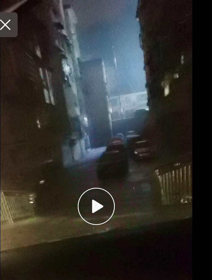 郭偉巡查時拍攝的視頻顯示,，這個地勢低洼的停車場，積水已經(jīng)較深,。受訪者視頻截圖