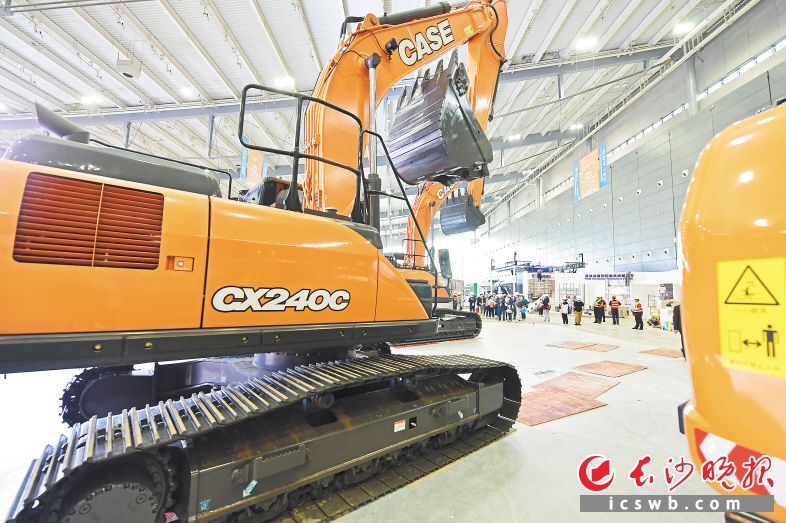 以“智能化新一代工程機械”為主題的2021長沙國際工程機械展覽會，將展出近萬種工程機械主機和配套件展品,，其中10%的產(chǎn)品具有最新科技成果并將首次在展會中亮相,。 均為長沙晚報全媒體記者 王志偉 攝