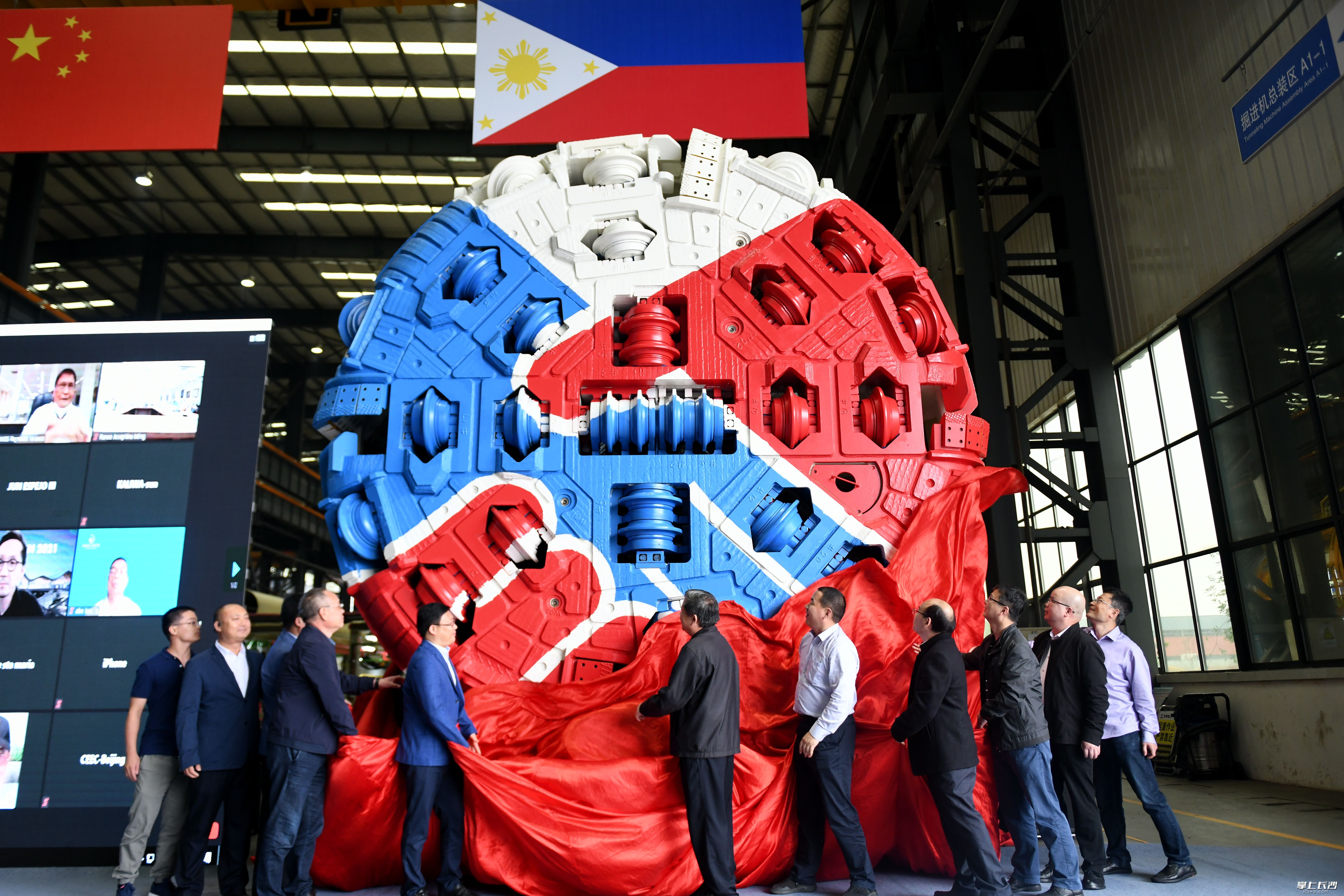 5月18日,，在中國鐵建重工集團長沙第二產(chǎn)業(yè)園,，開挖直徑為4.8米的巖石隧道掘進機（TBM）首次出口菲律賓。這是我國研制的具有完全自主知識產(chǎn)權(quán)的巖石隧道掘進機（TBM）首次出口菲律賓,。
