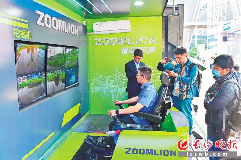 中聯重科室外展區(qū)“5G體驗中心”引來眾多市民參與體驗。
