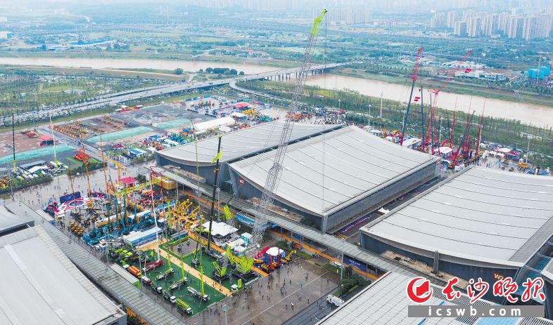 5月19日,，2021長沙國際工程機械展覽會在長沙國際會展中心開幕,。 均為長沙晚報全媒體記者 鄒麟 王志偉 攝影報道