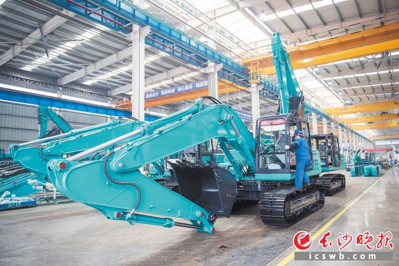 長沙經(jīng)開區(qū)山河工業(yè)城中挖車間,。長沙晚報(bào)全媒體記者 黃啟晴 攝
