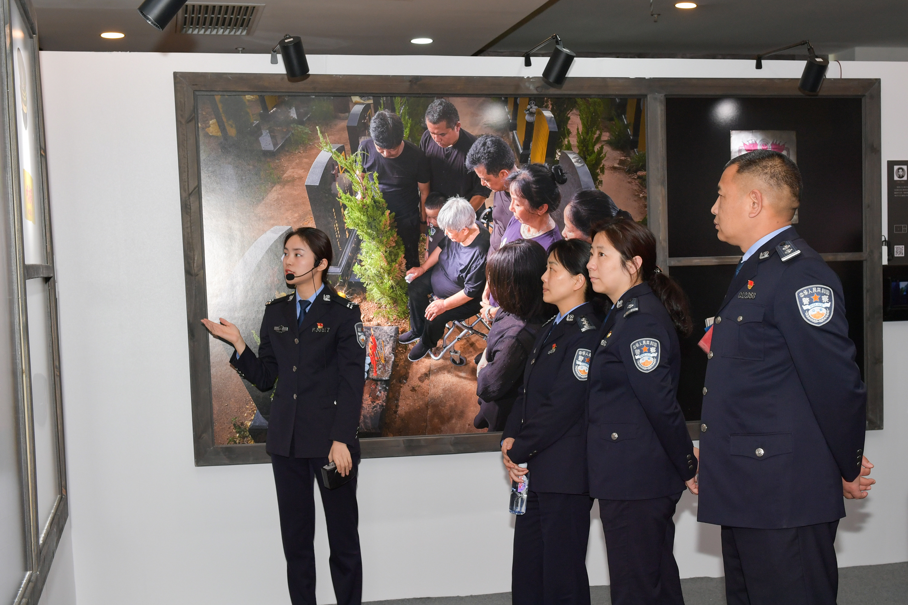 長沙市公安局開展“長沙公安因公犧牲,、傷殘民警紀(jì)實攝影展”，民警們正在參展,。 長沙公安供圖