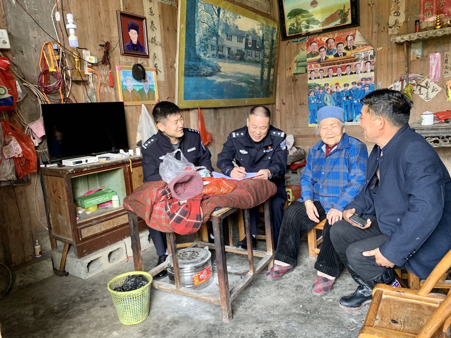 民警在湘西龍山跟班工作,，并到當(dāng)?shù)厝罕娮咴L,。 長沙公安供圖