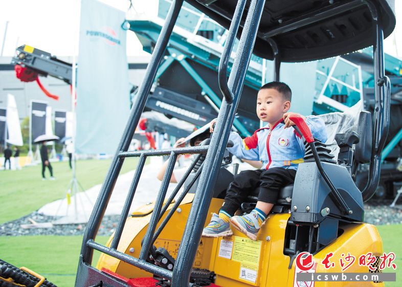各式各樣的挖掘機(jī)、推土機(jī),、吊機(jī)等重型裝備集體亮相,，吸引眾多孩子爭(zhēng)搶駕駛位當(dāng)一回“挖機(jī)手”。均為長(zhǎng)沙晚報(bào)全媒體記者 黃啟晴 攝