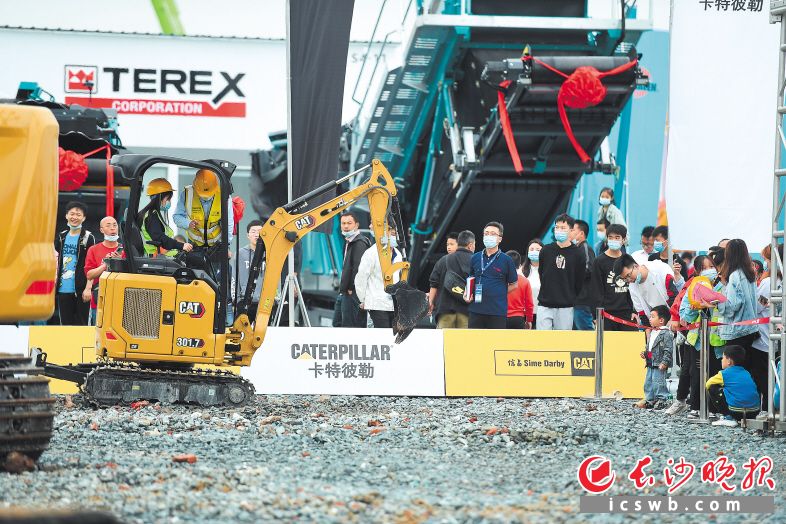 2021長沙國際工程機械展覽會吸引了超過30萬人次專業(yè)觀眾現(xiàn)場觀展,。 均為長沙晚報全媒體記者黃啟晴攝