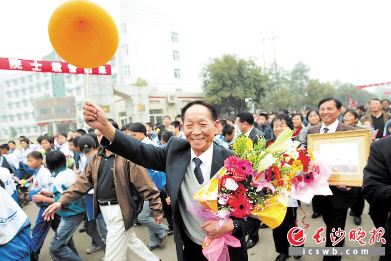 2004年10月 從美國領(lǐng)取“世界糧食獎”的袁隆平院士回到長沙,，受到家鄉(xiāng)人民的熱烈歡迎。