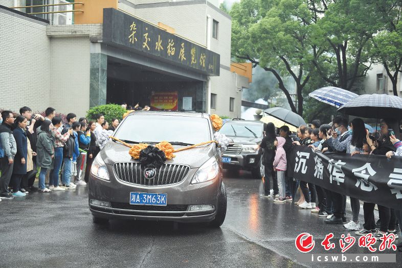 袁隆平靈車?yán)@場(chǎng)湖南雜交水稻研究中心一周。長(zhǎng)沙晚報(bào)全媒體記者 黃啟晴 攝