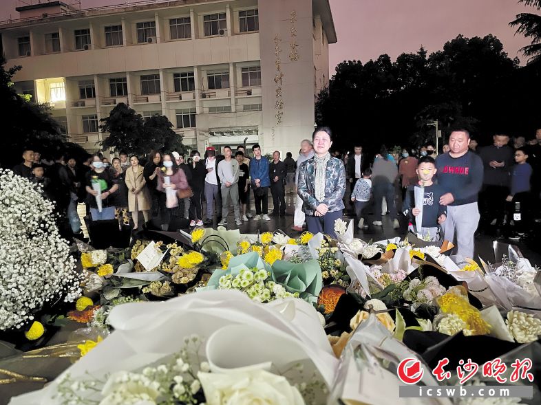 很多人獻(xiàn)花之后仍久久不愿離去。長(zhǎng)沙晚報(bào)全媒體記者 聶映榮 攝