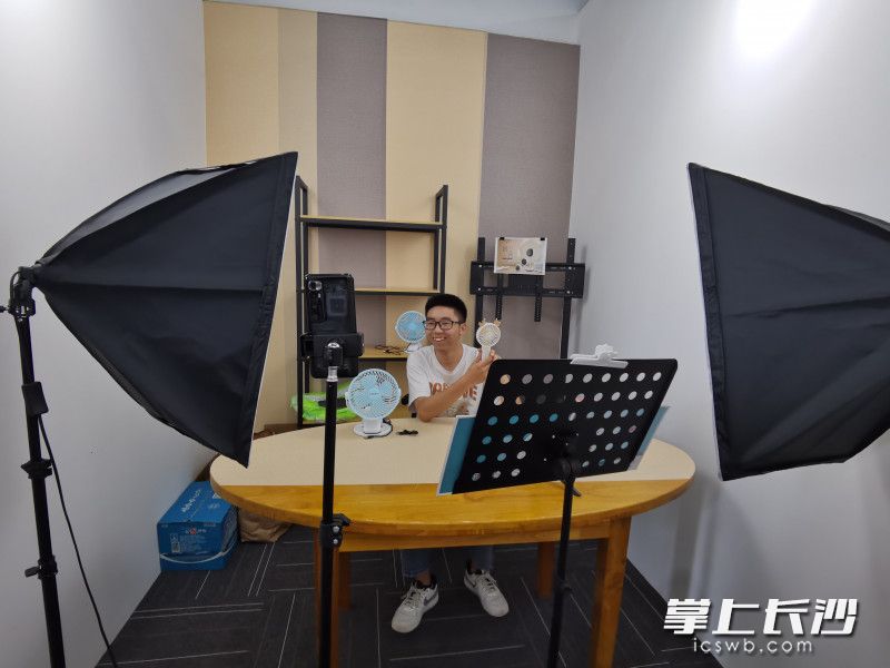 公司還開辟了電商直播項目,。