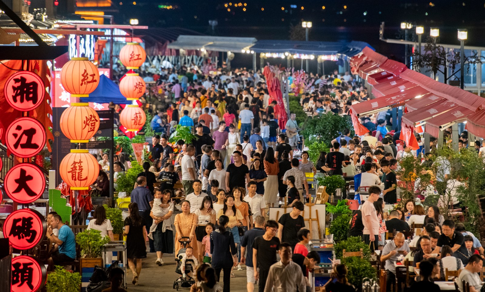 漁人碼頭,，市民們坐在江邊品嘗美食,，煙火味十足。