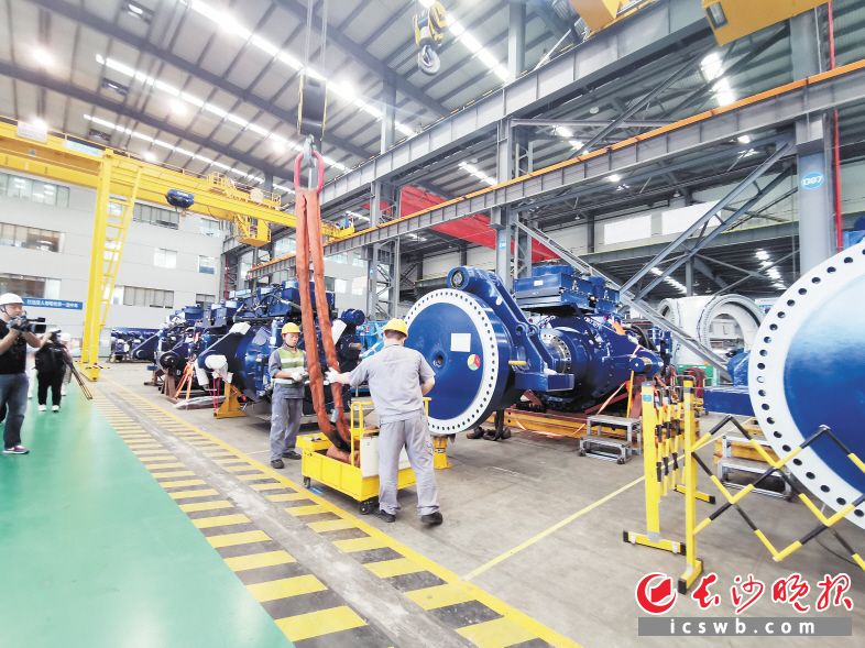 在中車株洲所風(fēng)電事業(yè)部生產(chǎn)車間,，一臺(tái)臺(tái)風(fēng)電機(jī)艙整齊擺放著，工人們正在加班加點(diǎn)趕訂單,。