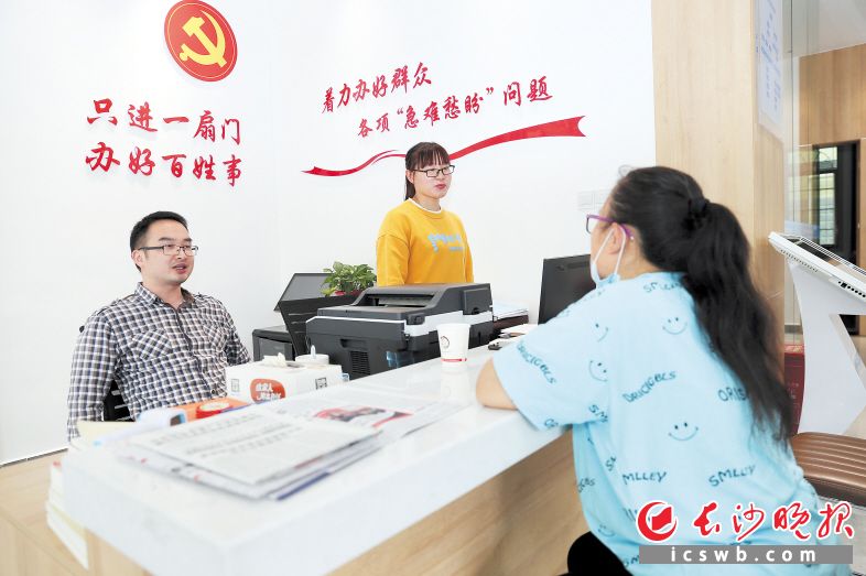 ▲不久前,，廣東的崔女士來(lái)到永安鎮(zhèn)“黨建+微網(wǎng)格”社會(huì)治理服務(wù)中心求助，工作人員熱情接待,，并最終幫其拿到7萬(wàn)元賠償款,。顏開(kāi)云 攝