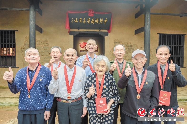 端午佳節(jié)到來(lái)之際,，望城區(qū)茶亭鎮(zhèn)靜慎村,，喜獲“光榮在黨50年”紀(jì)念章的老黨員代表興致勃勃地參觀了中共湖南省委舊址。 長(zhǎng)沙晚報(bào)全媒體記者 陳飛 攝