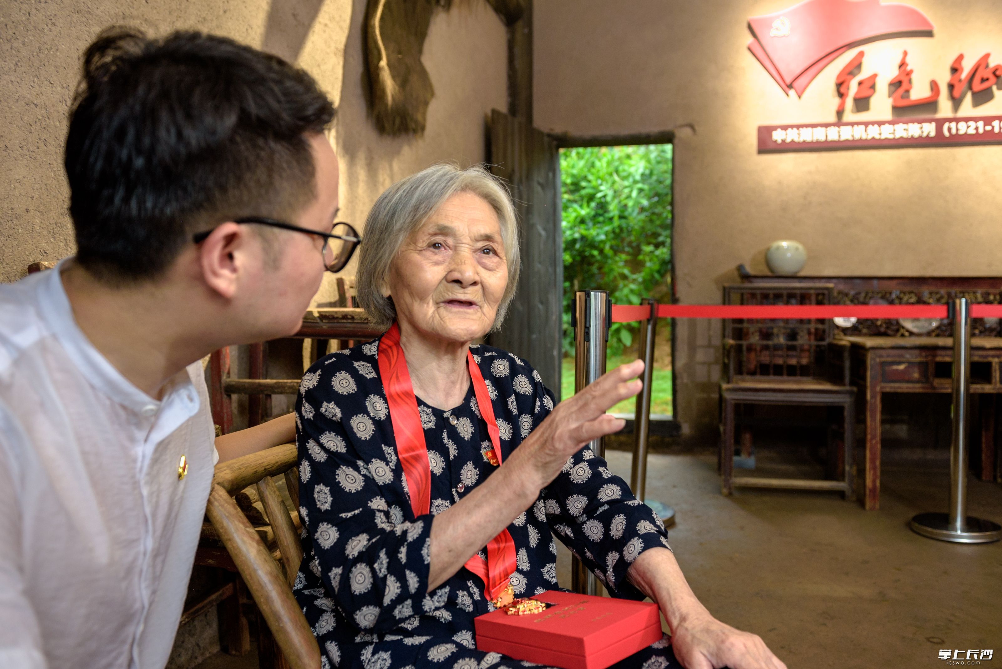 在茶亭鎮(zhèn)省委舊址內(nèi)，紀(jì)念章的獲得者胡淑華老人回憶了入黨的光榮時(shí)刻,。長(zhǎng)沙晚報(bào)全媒體記者 陳飛攝