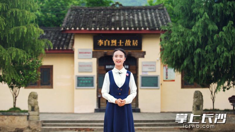 耿靜好在李白烈士故居前拍攝講解視頻,。均為受訪者供圖