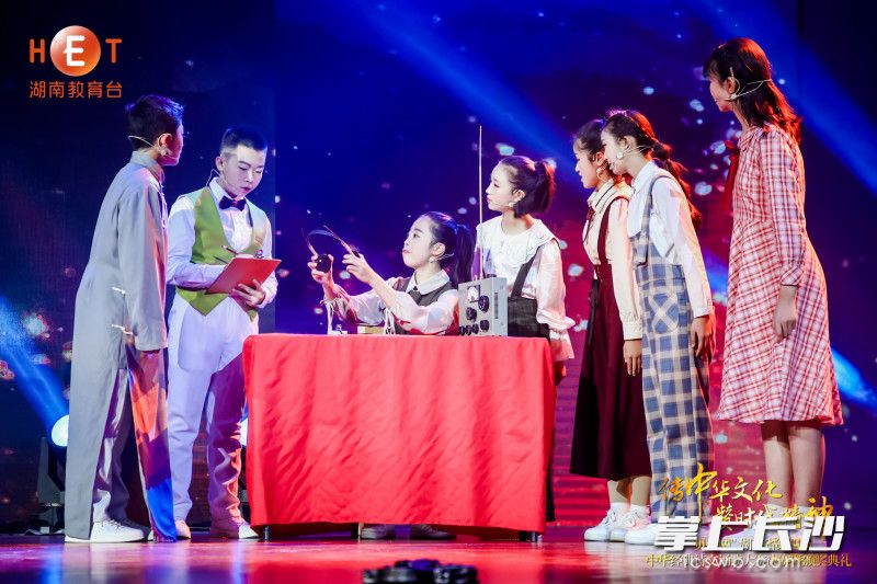 耿靜好和同學(xué)們一起創(chuàng)作表演的《電波忠魂》在省里參加誦讀大賽,。