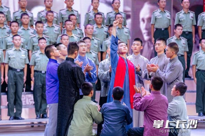 黨史教育以歌舞情景劇的生動形式進軍營，“黨史紅”與國防綠輝映,。 長沙晚報通訊員 吳嬌 攝