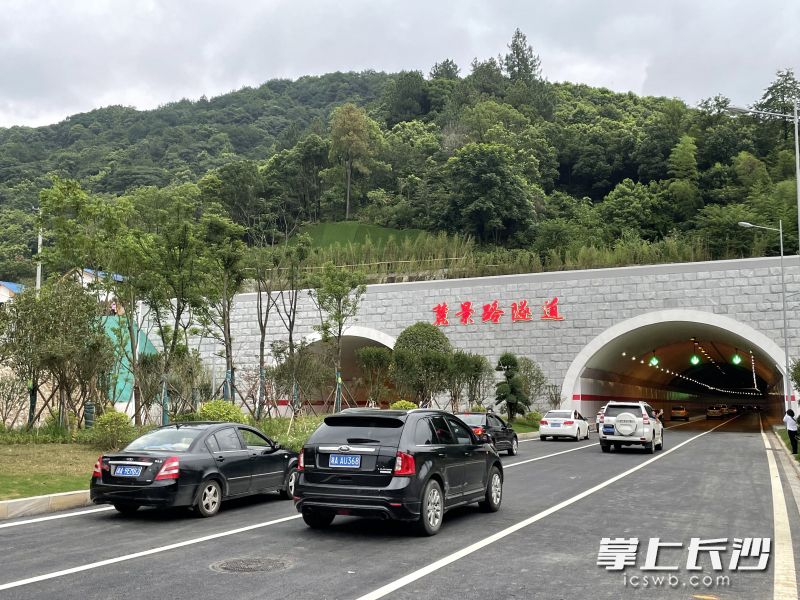 6月30日,，含浦大道南北段,、麓景路南延線全線通車，河西新添一條南北向全線無(wú)紅綠燈快速通道,。