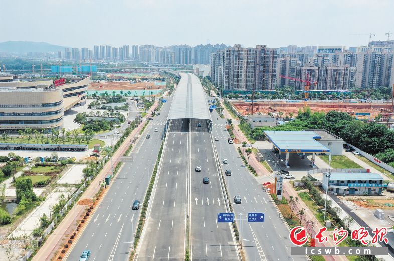 6月24日，湘府路快速化改造工程（河西段）與潭州大道順接橋梁正式放開交通,?！　∴u麟 攝　