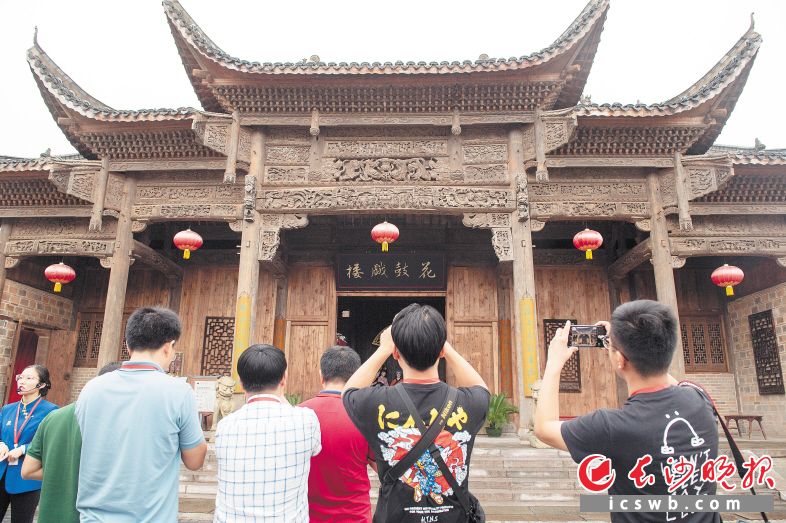 游客在新華聯(lián)銅官窯打卡拍照,。 長沙晚報全媒體記者 鄒麟 攝