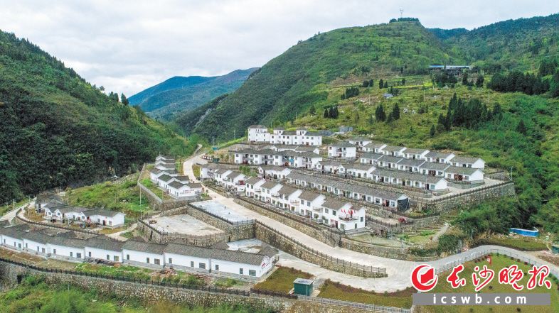 龍山縣靛房鎮(zhèn),，青瓦白墻的惠和家園，是由長沙市芙蓉區(qū)對口幫扶援建的易地搬遷集中安置區(qū),。