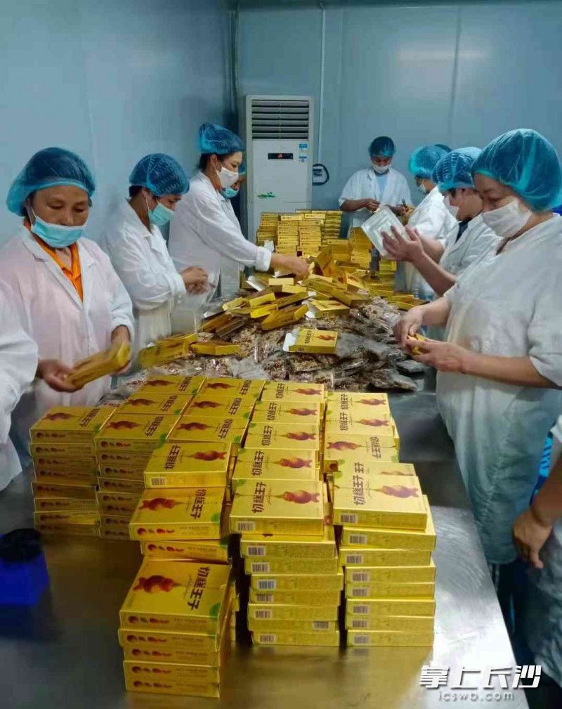 員工一齊上陣，制作,、切 割,、包裝……5000件切糕下線。