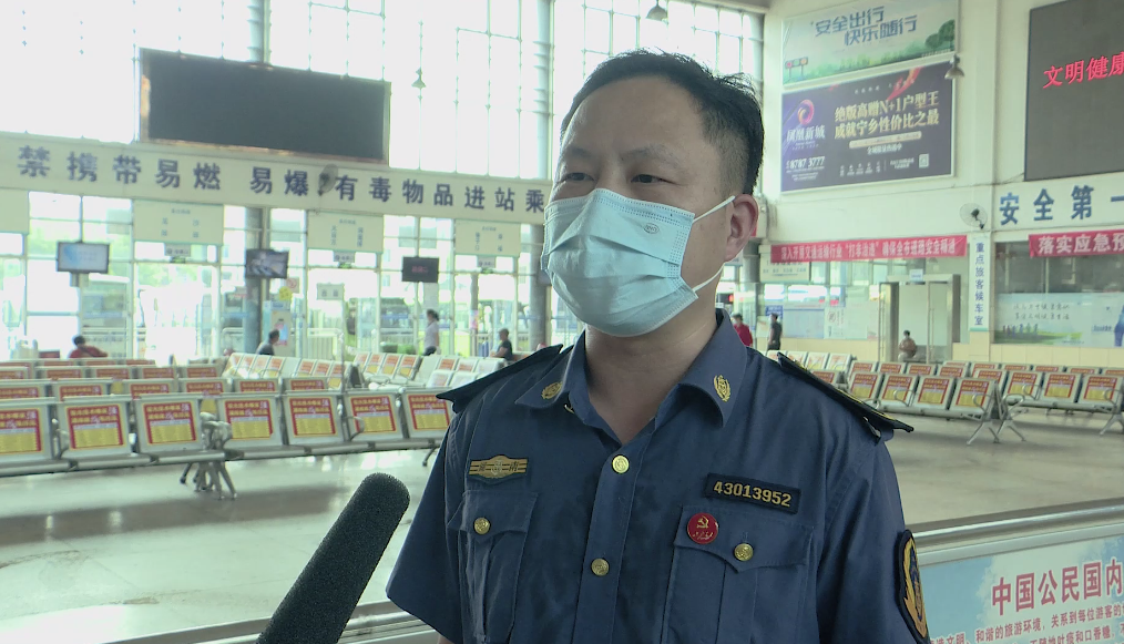 ▲“白馬橋汽車站,、東城汽車站、火車站等站內(nèi),，我們都是全天候每4小時(shí)消毒消殺一次,，對于所有的班線車、公交車,、出租車，都是實(shí)行不間斷地消毒,?！睂庎l(xiāng)市公共交通事務(wù)中心書記、主任張鵬介紹,。