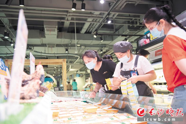 市民佩戴口罩在超市選購(gòu)食材。目前,，各商超食品供應(yīng)充足,，市民無(wú)需囤貨。均為長(zhǎng)沙晚報(bào)全媒體記者 郭雨滴 攝