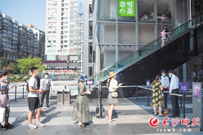 市民有序排隊(duì)進(jìn)入長(zhǎng)沙國(guó)金中心,。