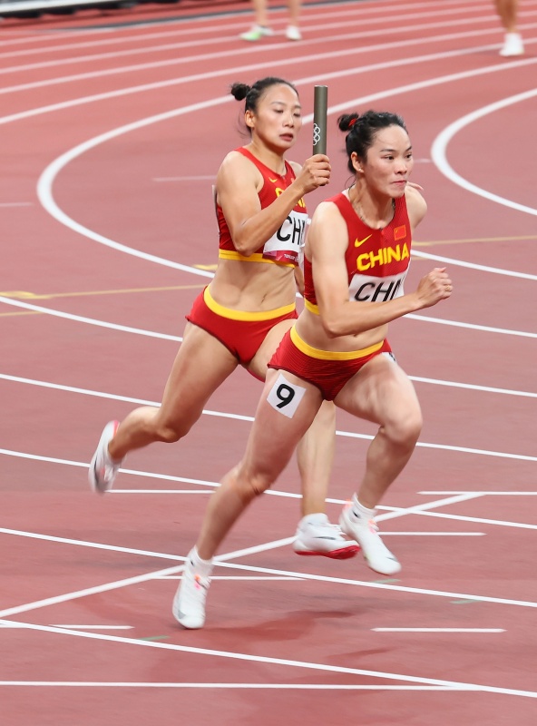 8月6日,，中國(guó)隊(duì)隊(duì)員韋永麗（右）、黃瑰芬在比賽中,。新華社記者 蘭紅光 攝