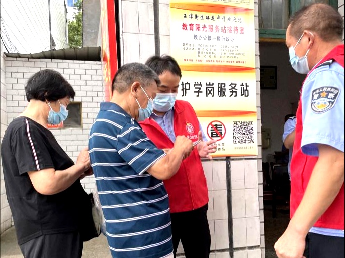  在寧鄉(xiāng)市玉潭街道,，黨員志愿者在核酸檢測(cè)入口處檢查居民的健康碼,。 長(zhǎng)沙晚報(bào)全媒體記者 張禹 通訊員 胡波 張佳 攝影報(bào)道