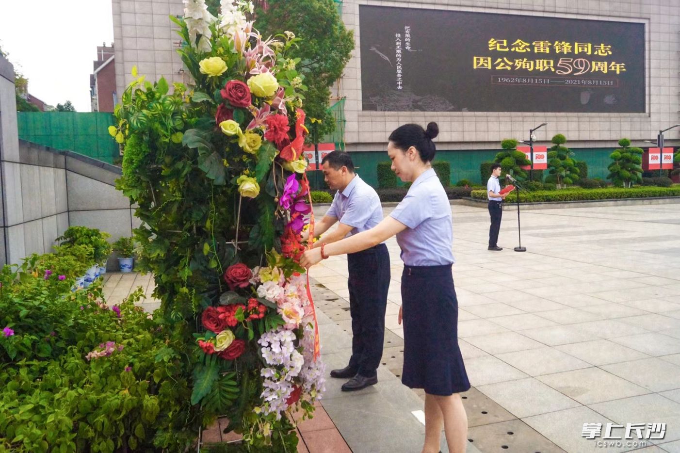 湖南雷鋒紀念館干部職工敬獻花圈,。
