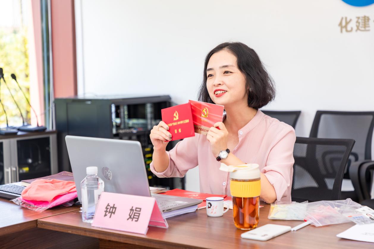 鐘娟同志在進行直播分享,。均為通訊員 陳燁 供圖
