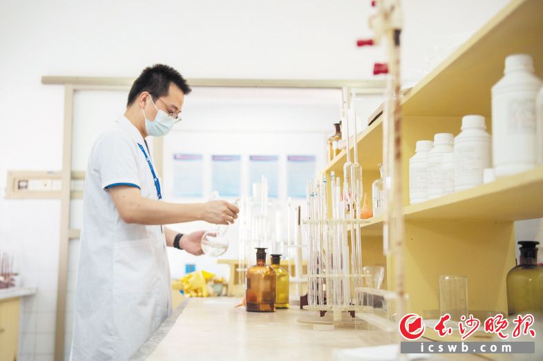 在水廠化驗室,，技術(shù)人員對出廠水樣進(jìn)行抽檢,。