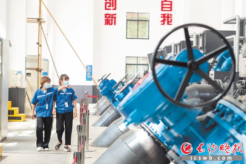 在水廠泵房,，工作人員正在進(jìn)行巡查,。