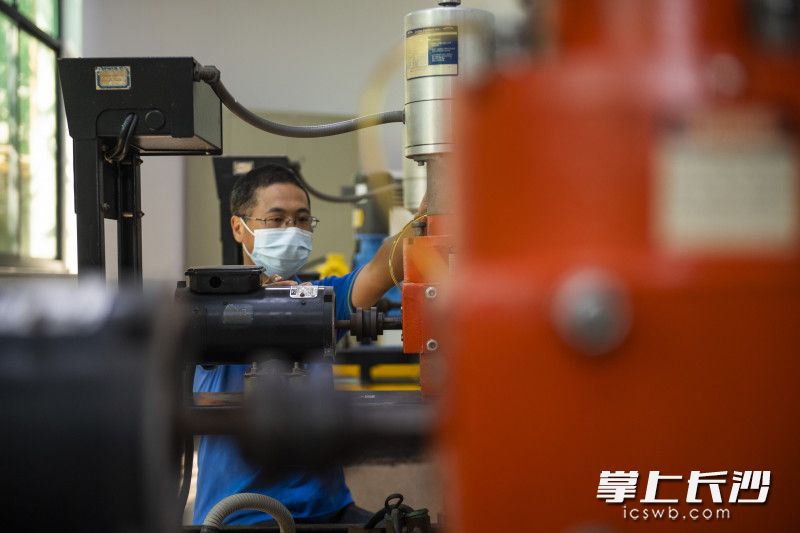 在加礬車間,，技術(shù)人員在檢測機(jī)器工作情況。