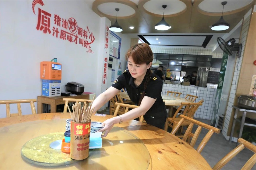 “這里的每個(gè)店員都會這么做的?！笔敖鸩幻恋姆?wù)員劉娥英一邊收拾著餐桌,，一邊笑盈盈地說道。