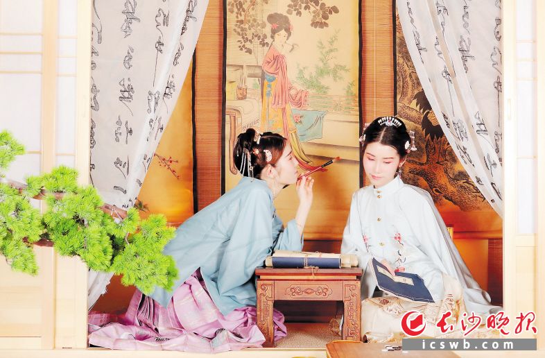 在金星中路的這家換裝自拍館,，道具,、布景、服裝一應(yīng)俱全,，前來體驗(yàn)的大學(xué)生樂在其中,。長(zhǎng)沙晚報(bào)全媒體記者 劉攀 攝