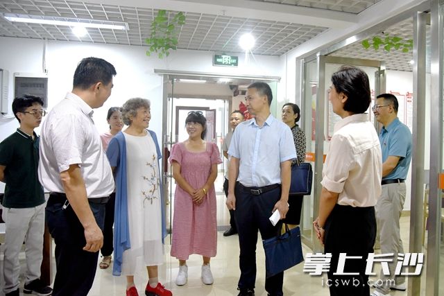 實(shí)踐組成員在新楓社區(qū)文化活動(dòng)中心了解項(xiàng)目建設(shè)情況。