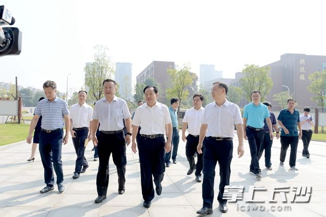 9月9日,，長沙高新區(qū)黨工委書記周慶年(前排右二)慰問教育工作者,，向他們致以節(jié)日的祝福和問候。