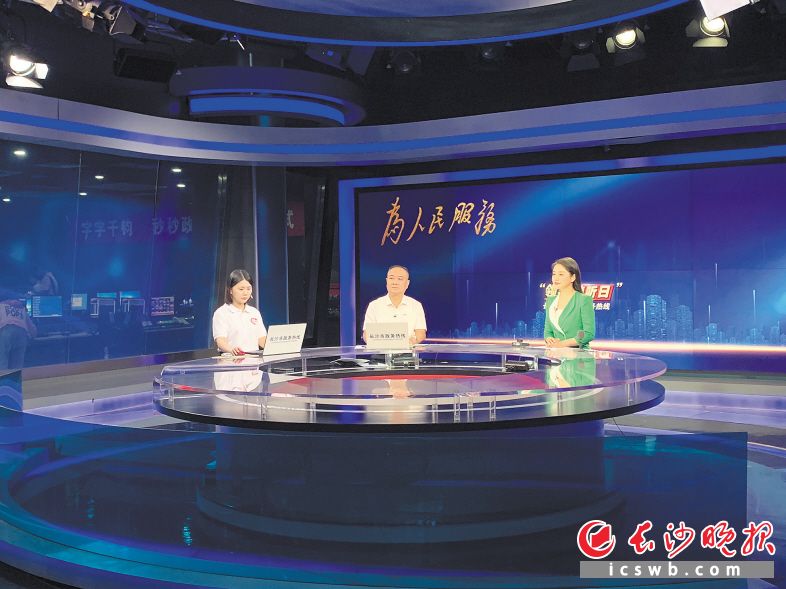 長沙經(jīng)開區(qū)管委會(huì)主任張慶紅（中）接聽市民來電,。長沙晚報(bào)全媒體記者 鄧艷紅 攝