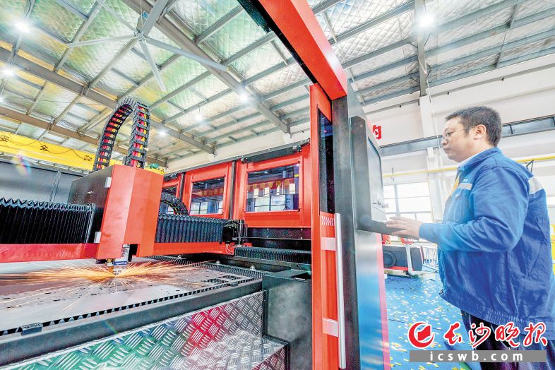湖南大族智能裝備制造基地的生產(chǎn)車間里，產(chǎn)業(yè)工人加緊對激光加工設(shè)備進行調(diào)試,。