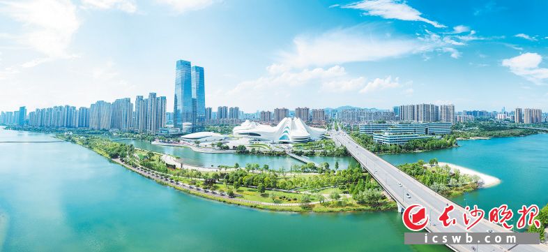 湖南湘江新區(qū)在爭(zhēng)做“三高四新”戰(zhàn)略排頭兵,、勇當(dāng)長(zhǎng)株潭一體化主力軍征程上,，一馬當(dāng)先。